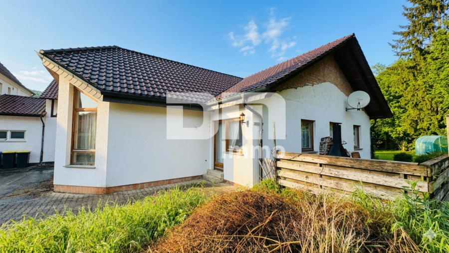 Altengerechtes Wohnen mit Charme: Großzügiger Bungalow auf großem Grundstück + Nebengebäude - Seitenansicht Terrasse Bungalow